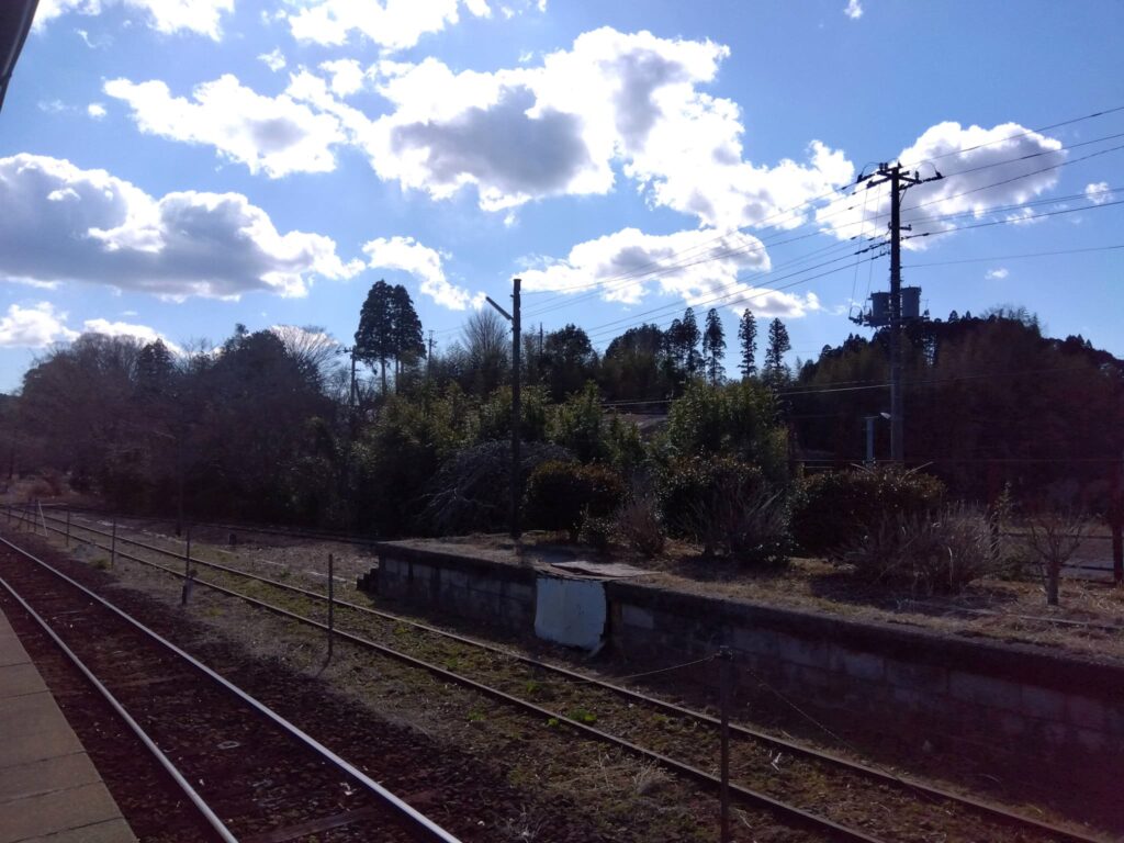 線路と青空、旅立ちの道