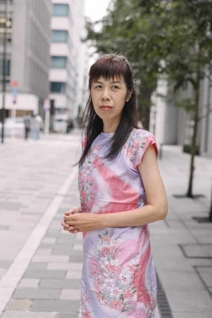 静けさと品格を湛えたエイジレスモデル。縄文ドレスの柔らかな色彩と、透明な存在感を写した別ショット。