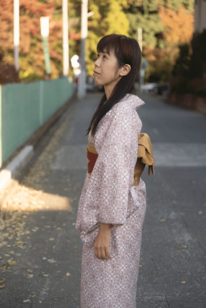 和服を纏い、清らかな気配を宿すエイジレスモデル。童女のような凛とした静けさが漂う一枚。