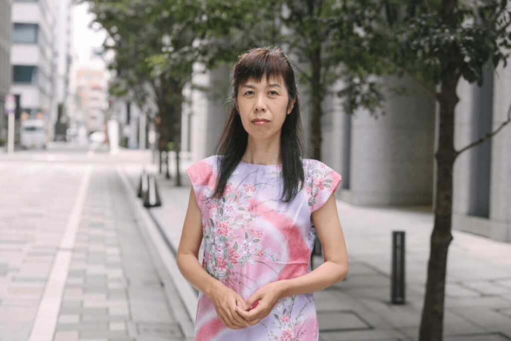 縄文ドレスをまとい静かに佇むエイジレスモデル。真顔の澄んだ眼差しと気高さを湛えたSilent Beautyの象徴となる一枚。